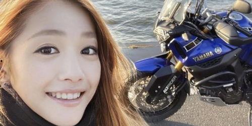 摩托车网红小姐姐吃瓜,趣味横生瞬间引网友热议